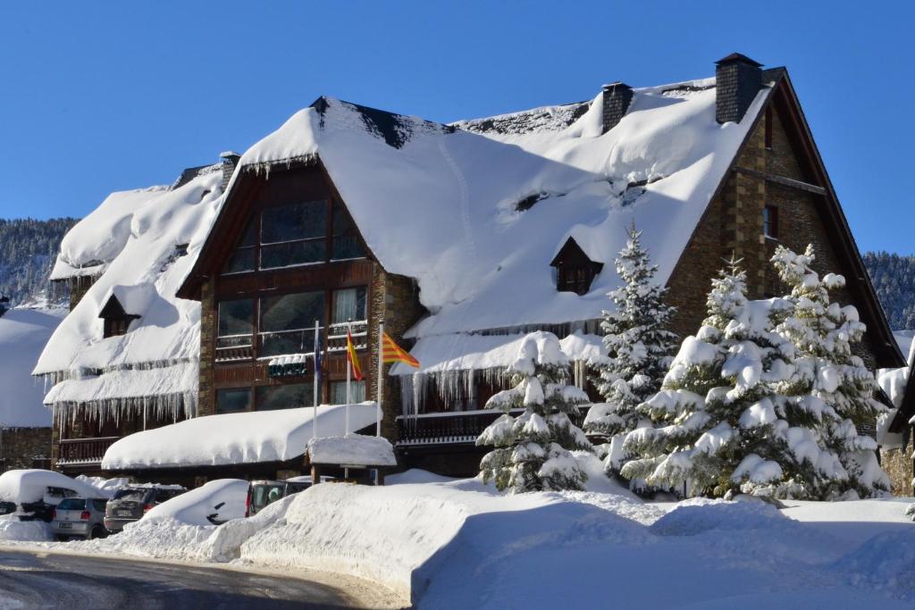 巴奎伊拉-贝莱特Hotel Chalet Bassibe的小木屋,屋顶上积雪