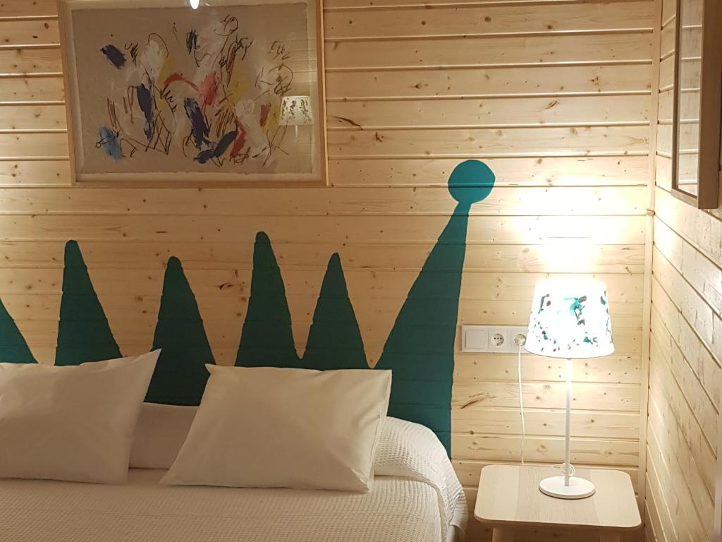 贝赫尔-德拉弗龙特拉Las casas de Colinas的一间卧室配有一张带绿色墙壁的床