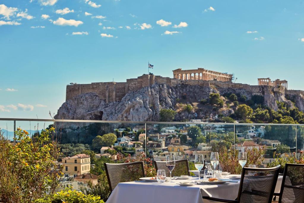 雅典埃雷特拉都市酒店的桌椅,享有城堡美景