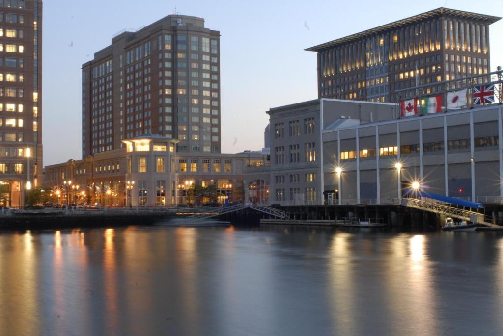 波士顿Seaport Hotel® Boston的一座有高楼和夜河的城市