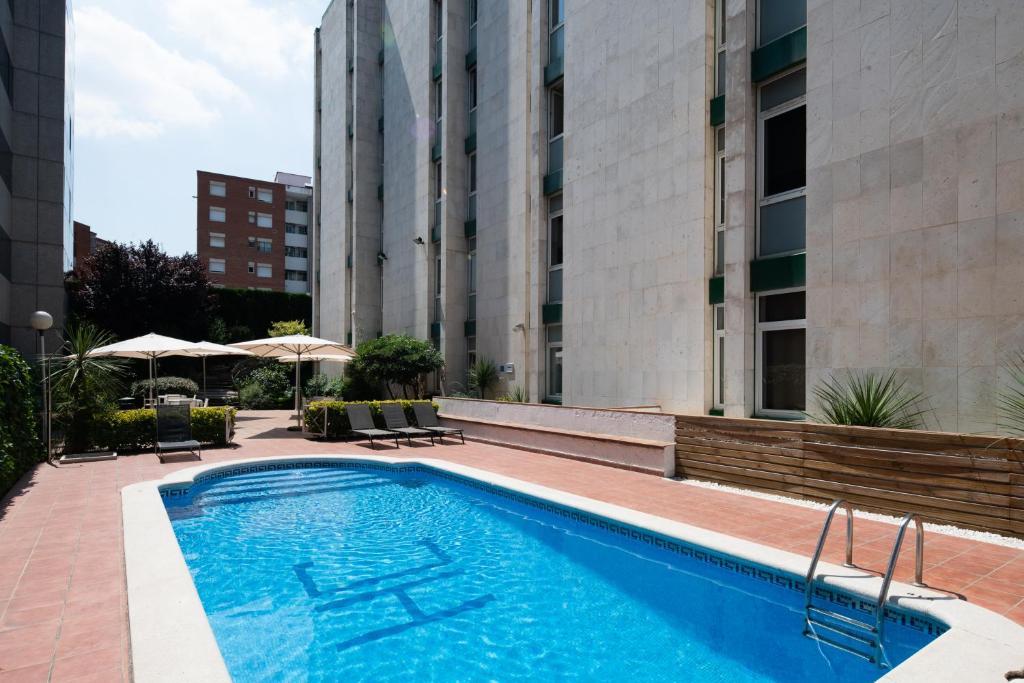圣安德烈斯-德拉巴尔卡加泰罗尼亚布里斯托尔酒店的建筑物一侧的游泳池