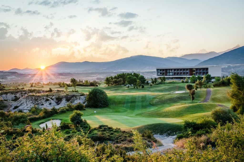 拉塔斯埃克斯马佳斯高尔夫酒店的日落时欣赏度假村高尔夫球场的景色