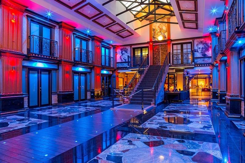 艾塔龙海滩伊唐龙海滩旅游度假酒店的大楼内有楼梯的房间