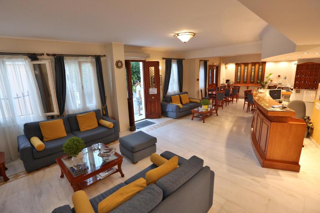 埃尔莫波利斯Aegli的带沙发的大客厅和厨房