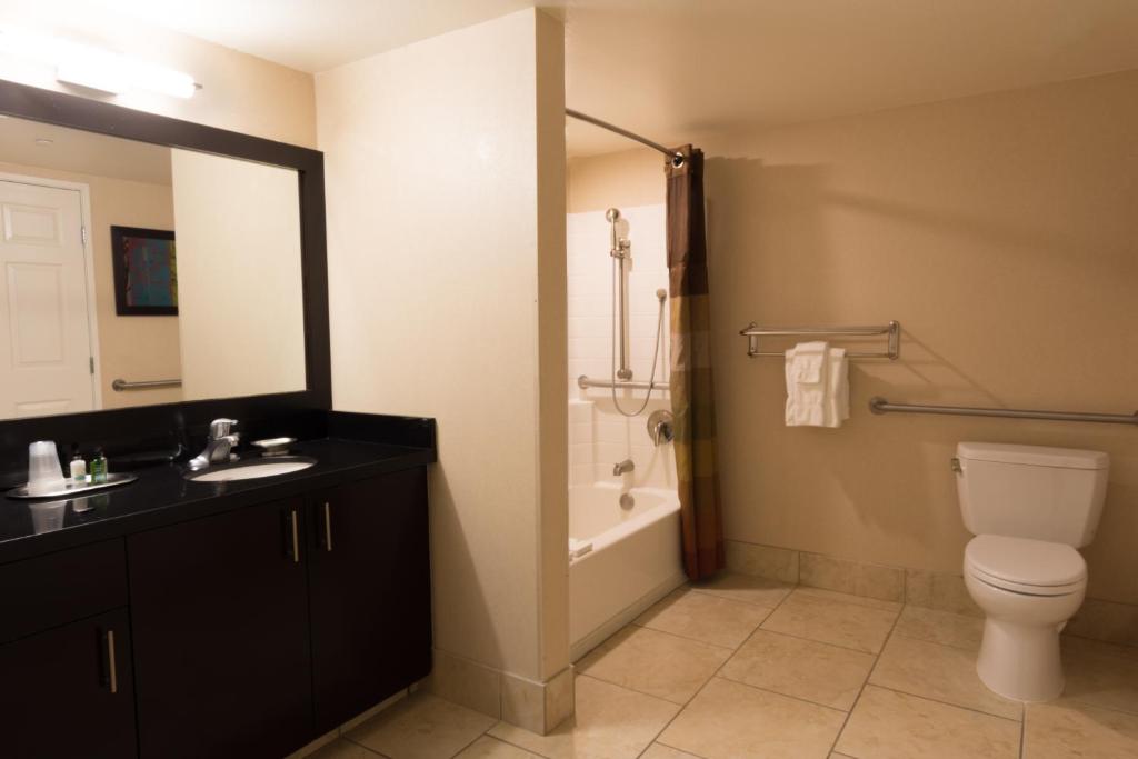 拉斯维加斯卡利吉酒店的浴室配有卫生间、盥洗盆和淋浴。