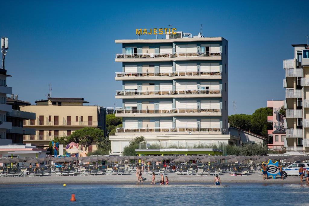 米兰马瑞提那马杰斯酒店的海滩上与海滩上的人一起入住的酒店