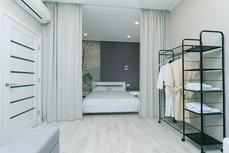 基辅Apartment in Smart Plaza的一间卧室配有一张床和一张双层床。