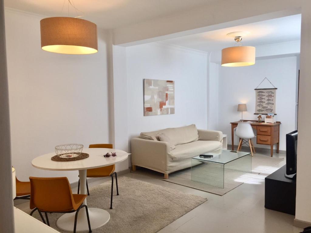 费罗尔Apartamento turístico en pleno centro de Ferrol的客厅配有沙发和桌子
