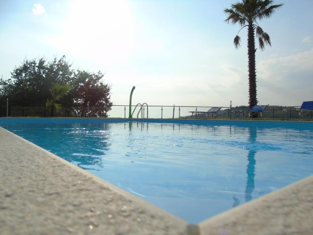 阿格罗波利COUNTRY HOUSE Marj & Jo RESORT的一个带游乐场和棕榈树的大型游泳池