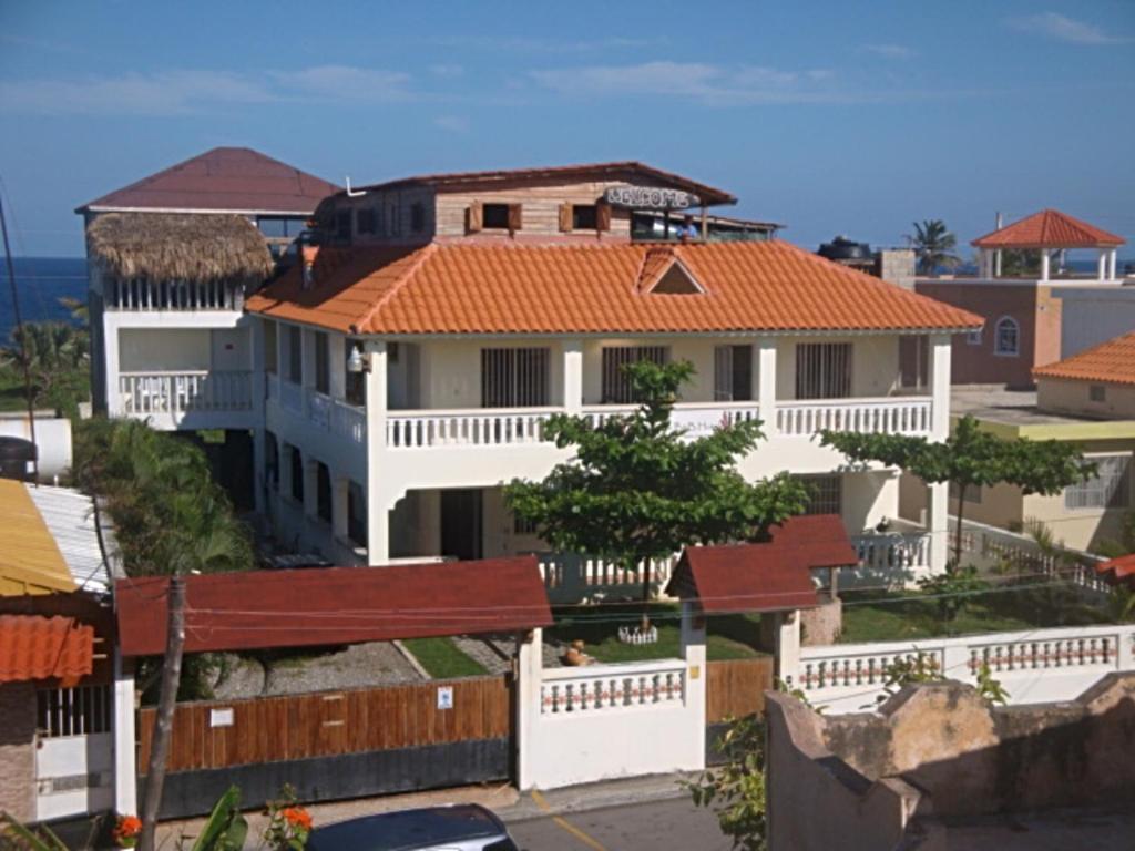 卡布雷拉厄尔马勒孔住宿加早餐旅馆的一座白色的大房子,有橙色的屋顶