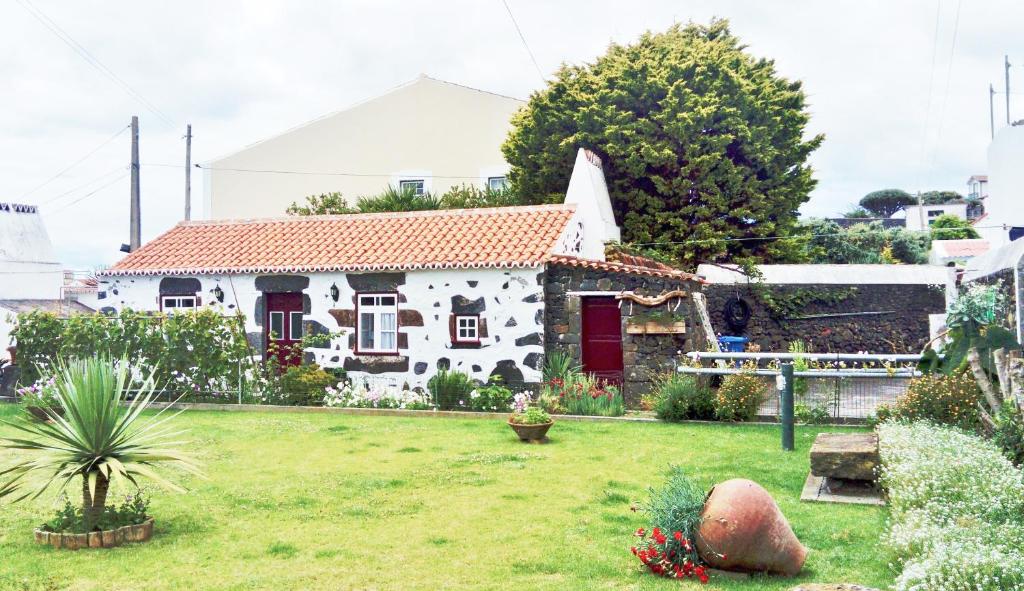 英雄港Fisherman's House Azores的白色房子,带院子,有 ⁇ 丝绸 ⁇ 