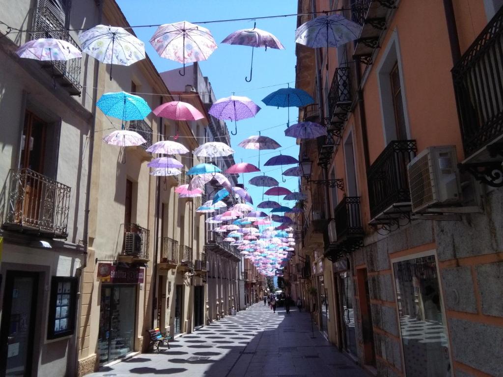 伊格莱西亚斯b&b del corso的挂在街上的一束伞