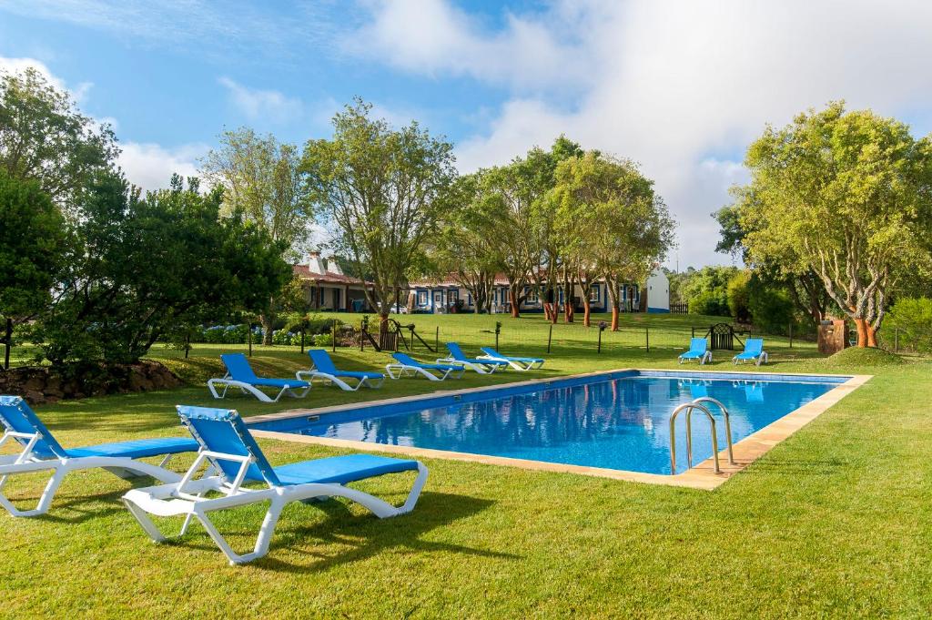 赞布热拉-杜马尔蒙大格夏酒店的庭院内带躺椅的游泳池