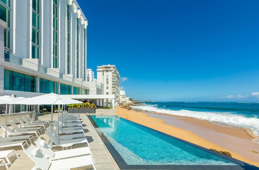 圣胡安Condado Ocean Club的享有海滩、游泳池和大海的景色