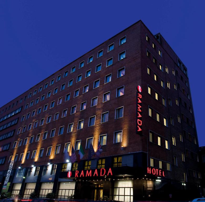 那不勒斯Ramada by Wyndham Naples的上面有红色酒店标志的建筑