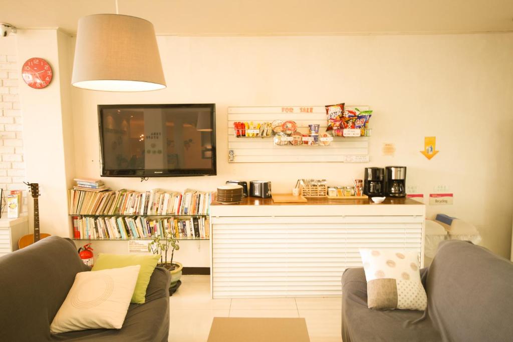 济州市耶哈旅馆的客厅配有2张沙发和1台平面电视
