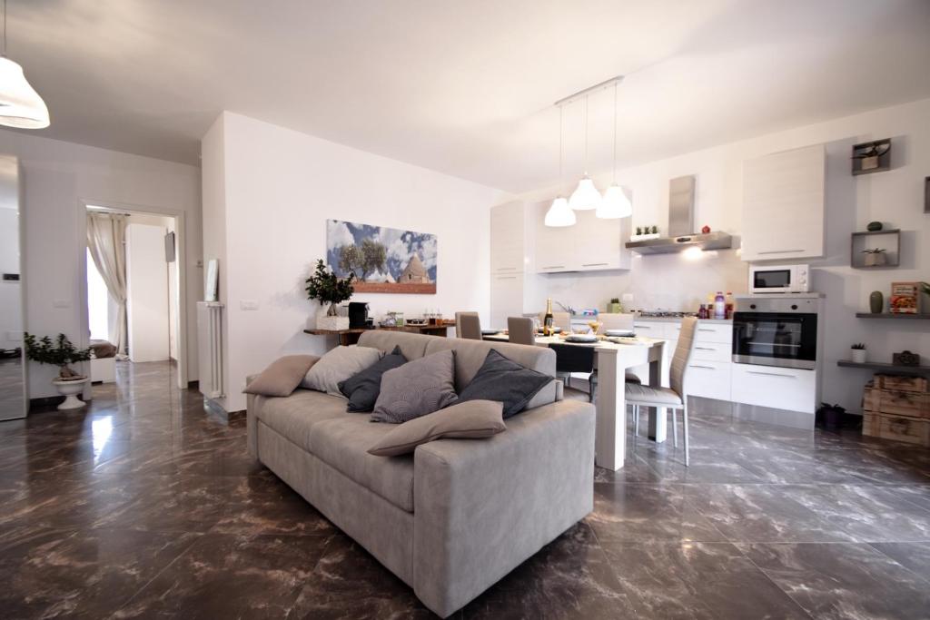莫拉-迪巴里Terra di Levante的客厅以及带沙发和桌子的厨房。