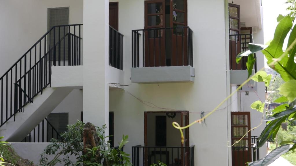 ConsolationJSB Residences Cebu C-flat的享有白色建筑的外部景色,设有阳台