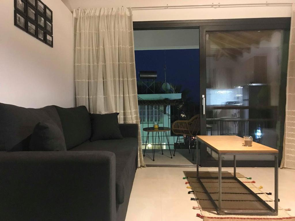 菲尼孔塔Eleni's house的客厅配有沙发和桌子
