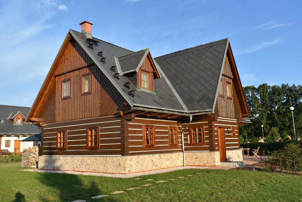 弗尔赫拉比Villa Harta的一座大型木房子,设有黑色屋顶