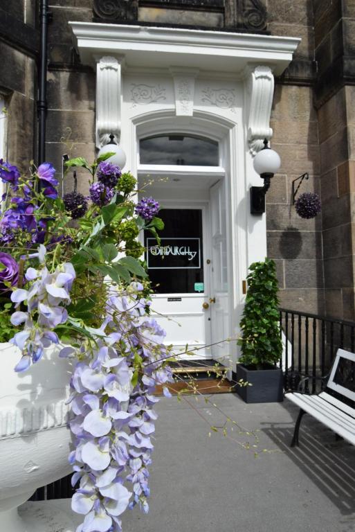 爱丁堡国际宾馆的门前装满紫色花的花瓶
