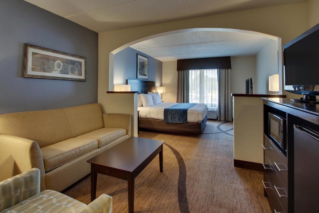 欧文斯伯勒温菲尔德套房酒店的酒店客房设有床和客厅。