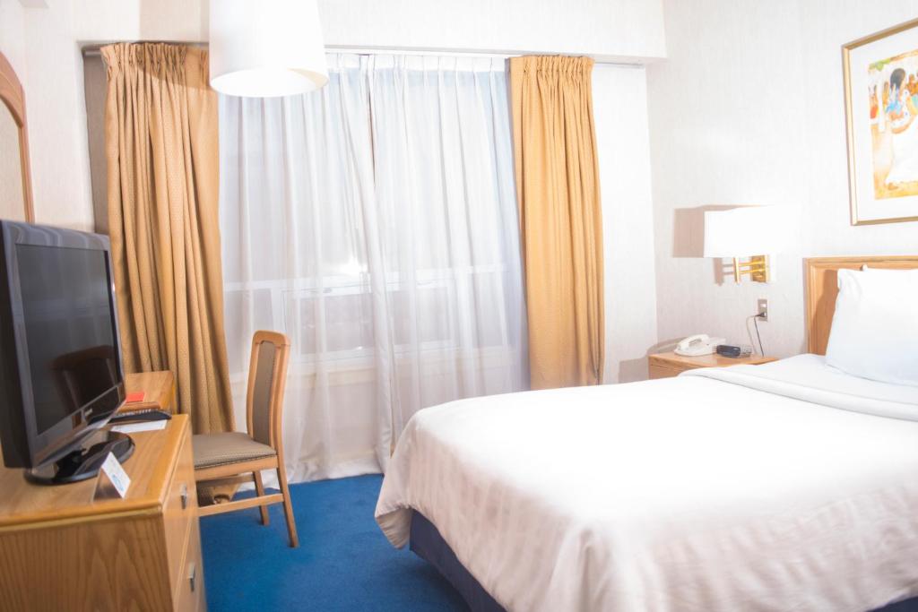 蒙特雷历史旅游酒店客房内的一张或多张床位