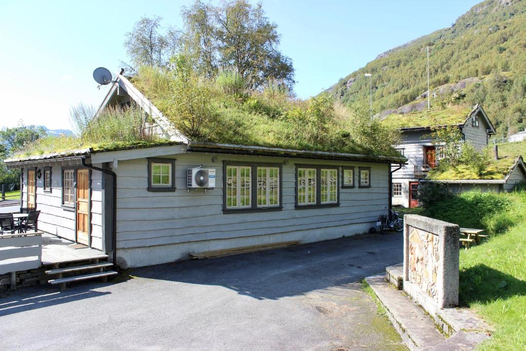 勒尔达尔Røldalstunet Overnatting的草屋顶的小房子