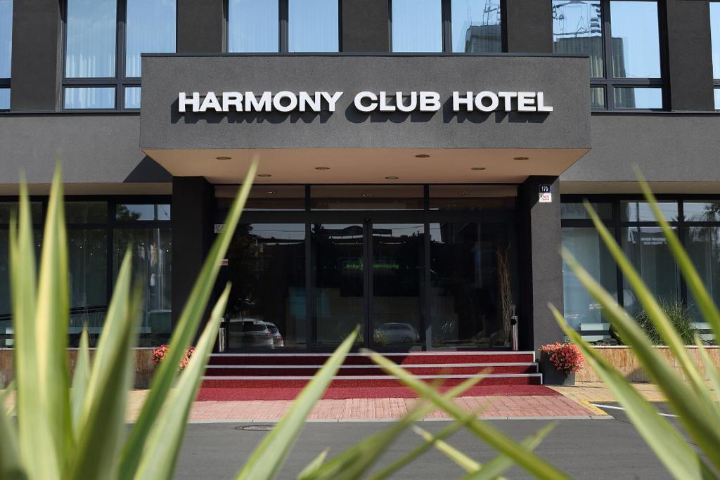 俄斯特拉发协和俱乐部酒店的一间拥有大楼标志的小型俱乐部酒店