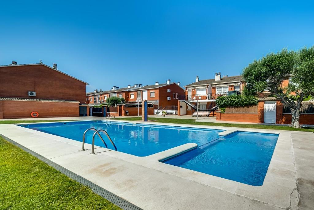 帕拉福尔斯Vivalidays Casa Pinell - Palafolls - Costa Barcelona的一座房子后院的游泳池