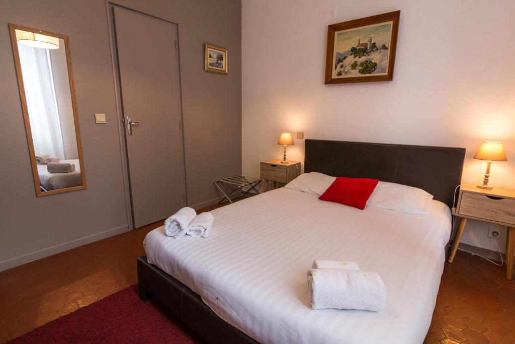 卡斯特拉讷玛皮特奥贝尔格酒店的一间卧室配有一张大床和毛巾