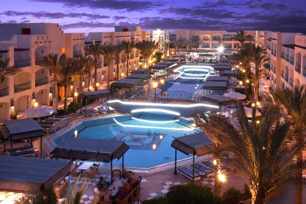 赫尔格达贝尔艾尔蓝色海岸度假酒店（仅限成人）的夜间度假村泳池的图片