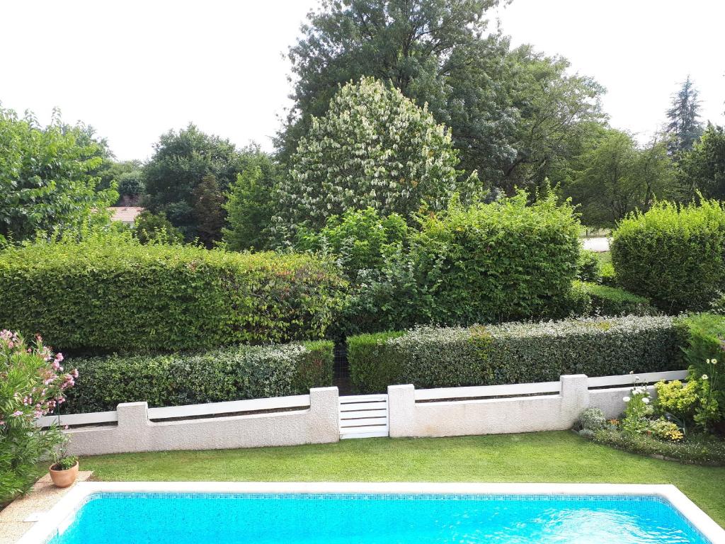 莱奥尼昂Maison ruisseau l'eau blanche的花园中的一个游泳池
