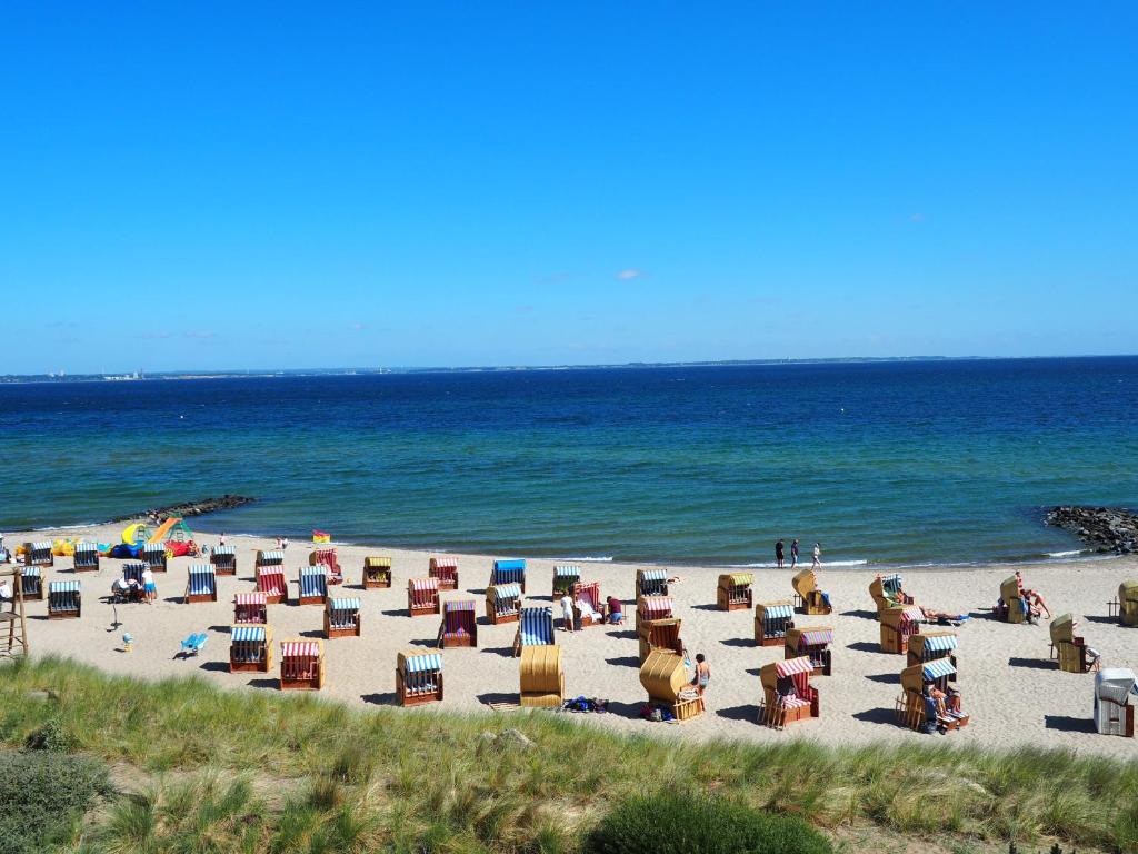 宁多夫Strandhaus Niendorf的海滩上有人看椅子的海滩