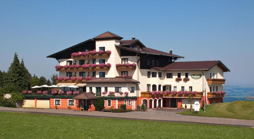 奥伊根多夫Hotel-Restaurant am Hochfuchs的一座大白色的山坡上花卉建筑