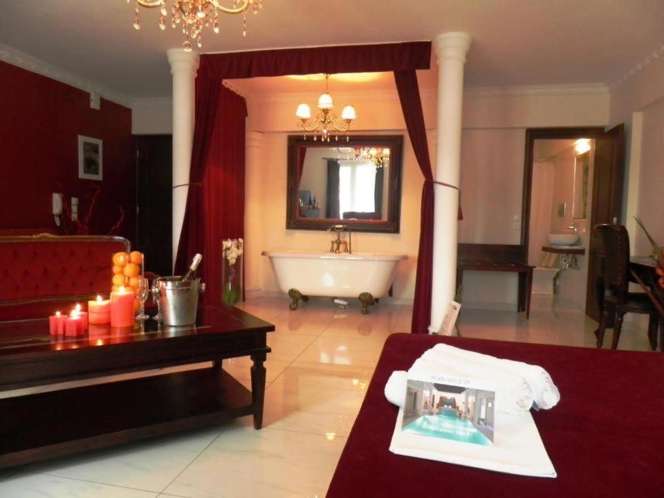 加拉塔斯阿卡迪亚套房酒店及水疗中心的带浴缸的浴室和1间带1张床的客房