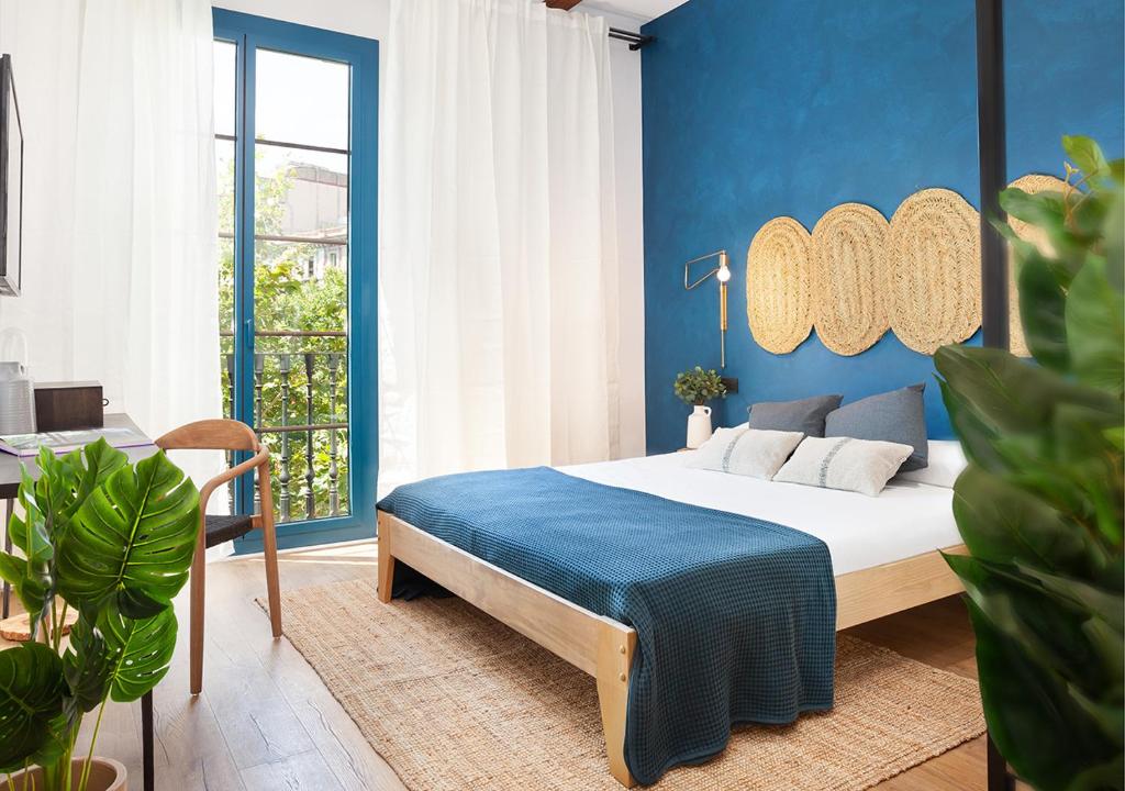 巴塞罗那Casa Vaganto的一间卧室配有一张蓝色墙壁的床