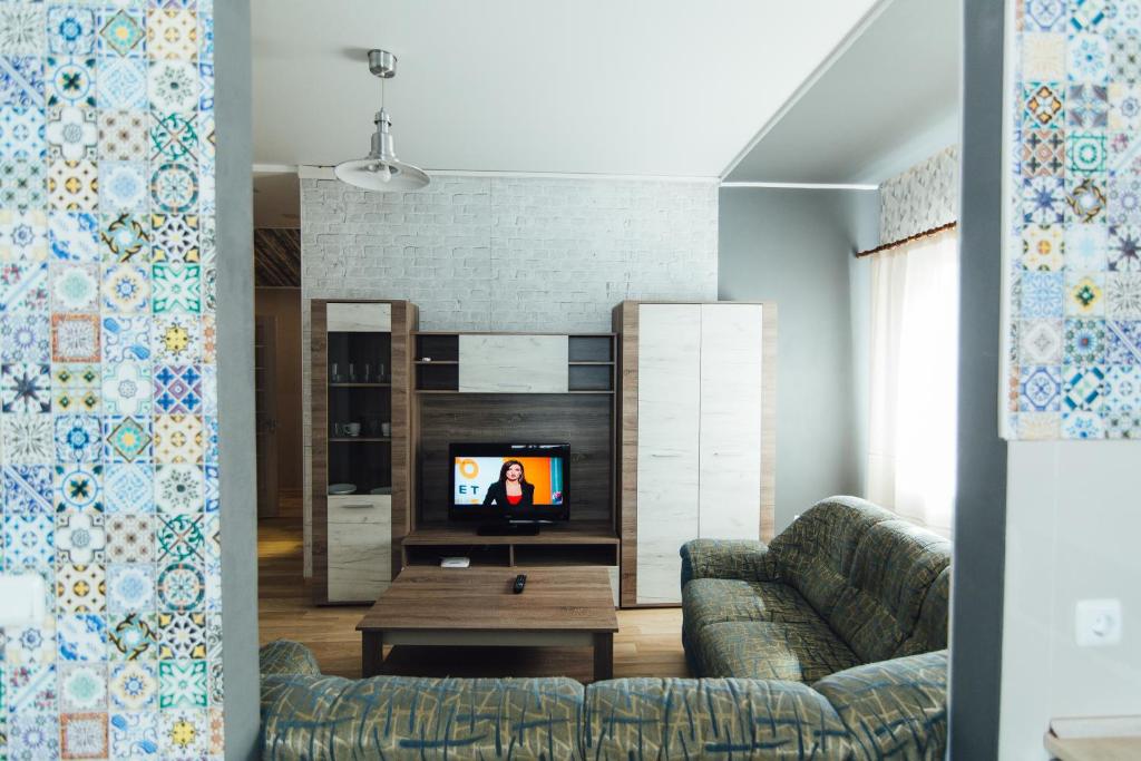 苏梅Apartments Faraon 4的带沙发和电视的客厅