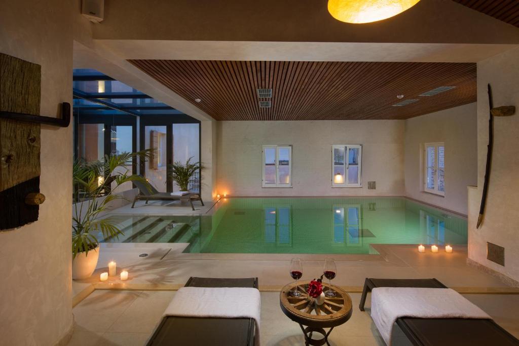 巴莱格里萨酒店的游泳池,带游泳池的房子