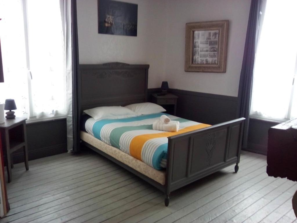 翁弗勒尔艾克斯博托酒店的一间卧室配有一张带大镜子的床