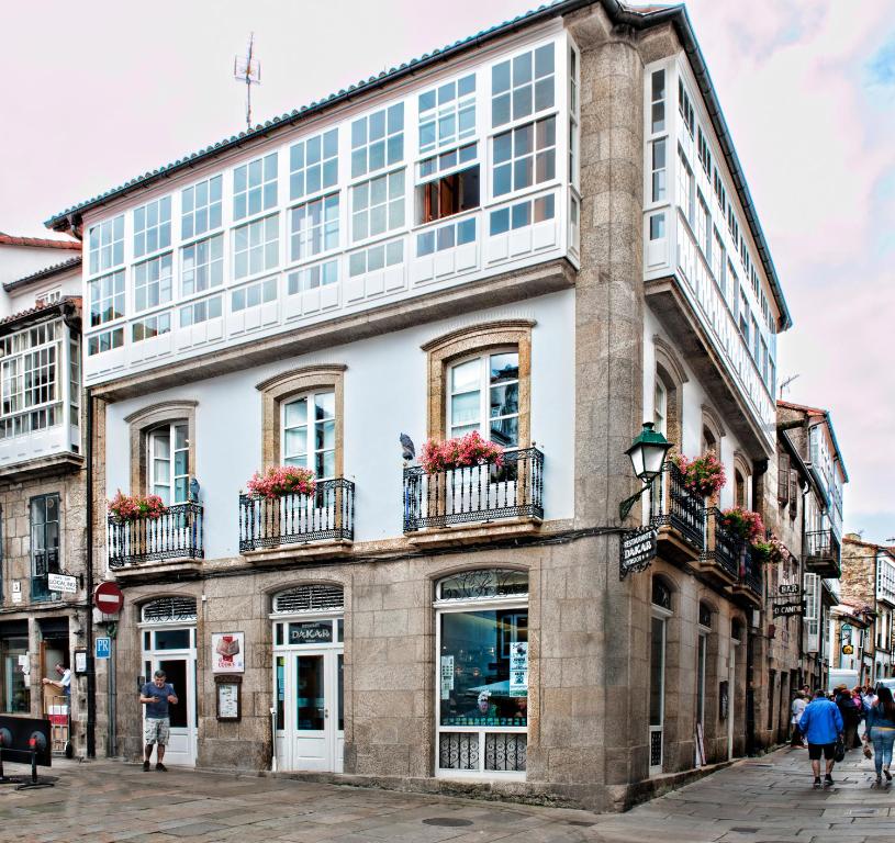 圣地亚哥－德孔波斯特拉Pensión O Códice的街道上设有窗户和阳台的建筑