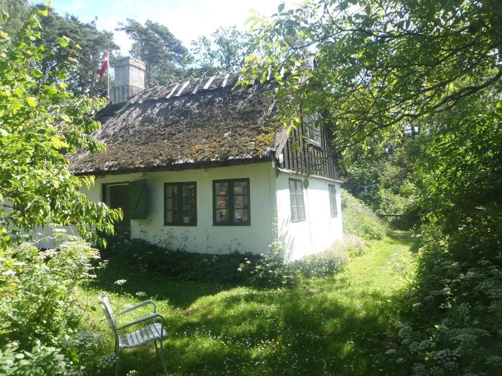 齐斯维勒莱厄GOGGE's HUS的白色的小房子,带有茅草屋顶