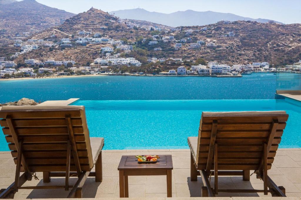 伊奥斯乔拉伊奥斯海风酒店的两把椅子和一张桌子,享有水景