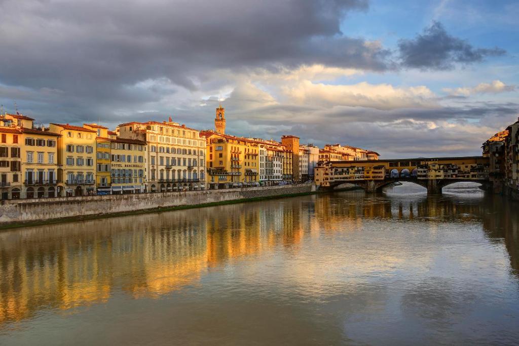 佛罗伦萨贝尔基耶利酒店的一座建有建筑物的城市里河流上的桥梁