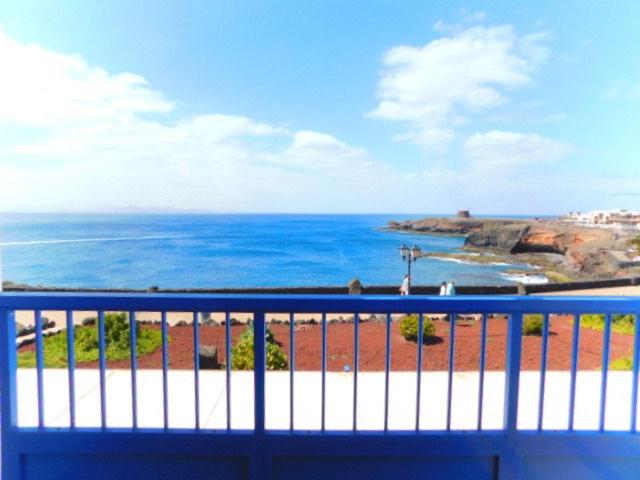 普拉亚布兰卡Las Moreras Playa Blanca的阳台享有海景。