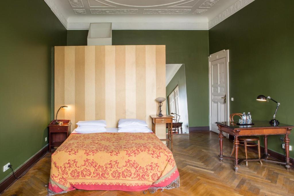 柏林选帝侯大街新艺术酒店的一间卧室设有一张带绿色墙壁的大床