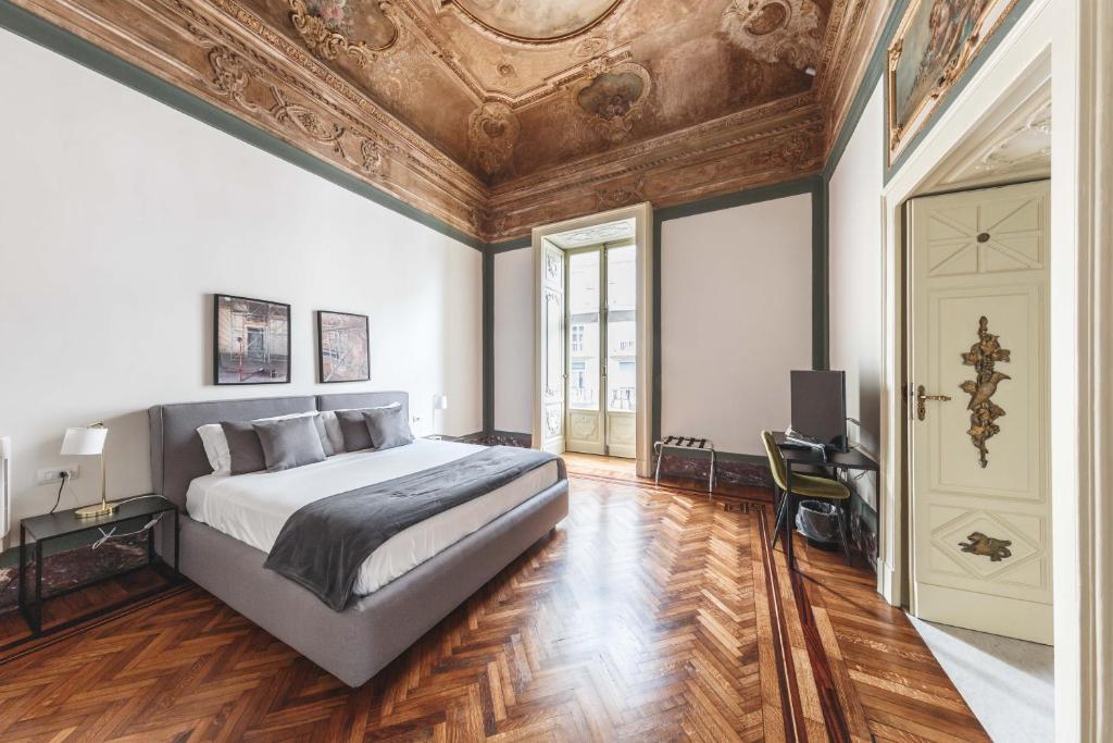 那不勒斯雷丽斯黛拉佩特旅馆的一间卧室设有一张床和木制天花板