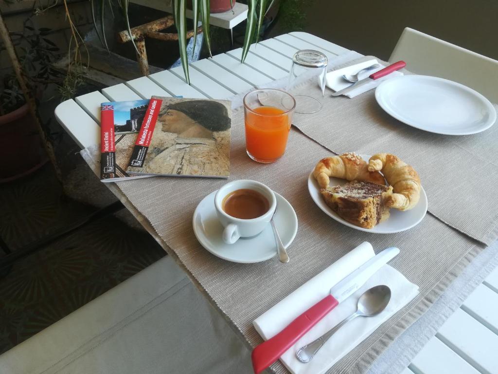 里米尼卡萨曼奇尼住宿加早餐旅馆的餐桌,茶几,咖啡和一盘食物