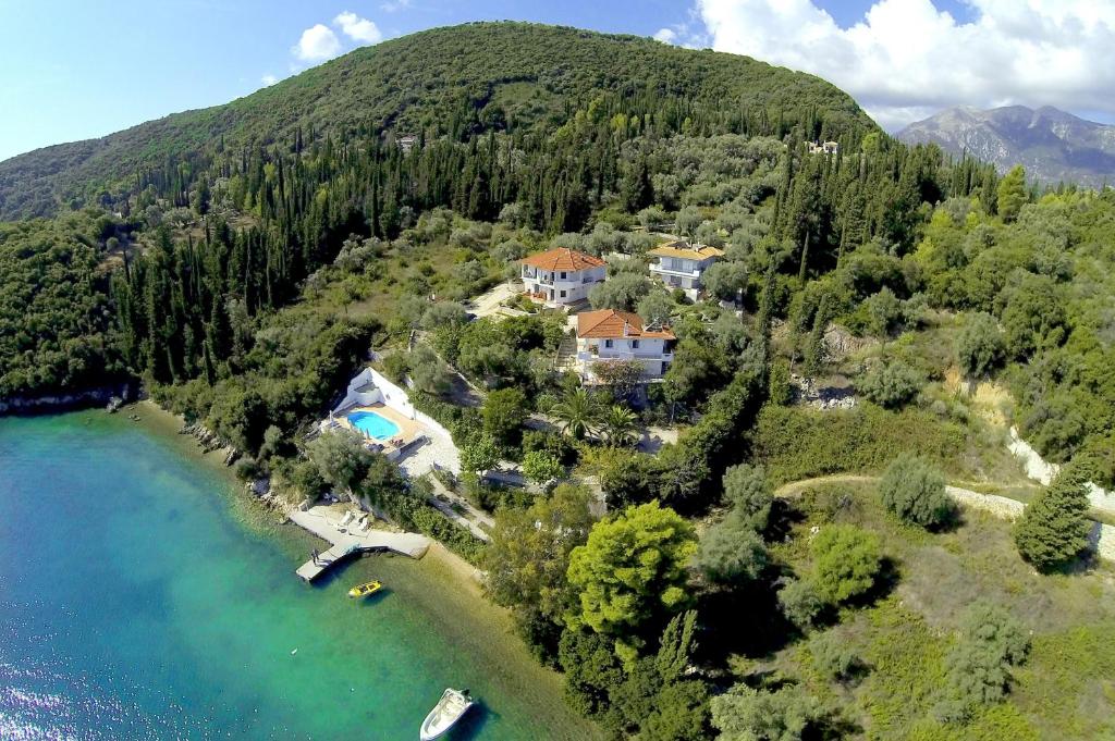 耶尼翁Korakias Skorpidi的水边山丘上房屋的空中景观