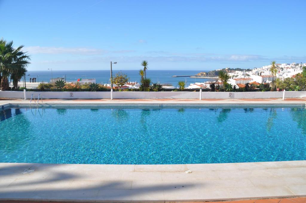 阿尔布费拉奥尔马尔公寓酒店的海景游泳池